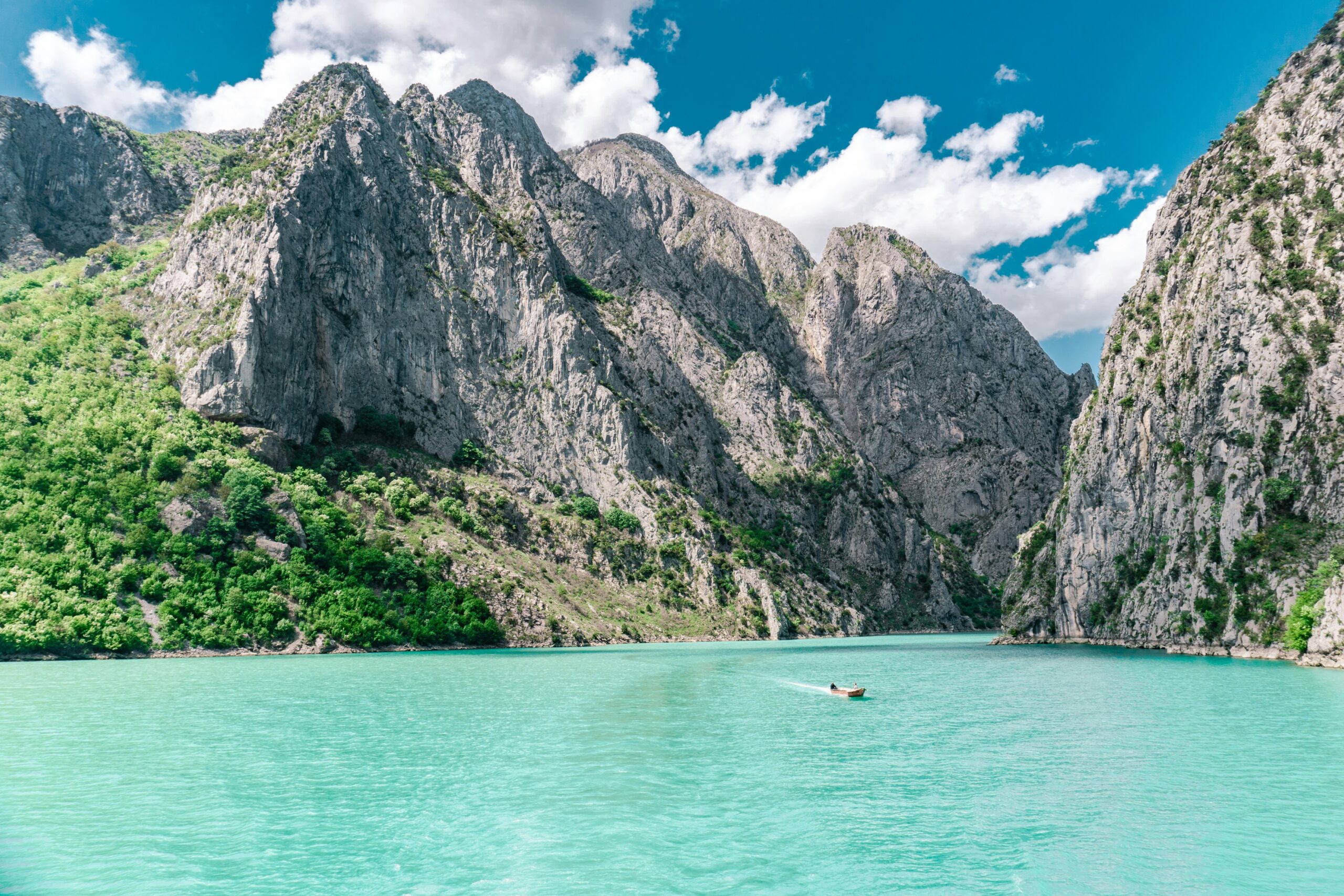 Vivre en Albanie — montagnes et mer, paysage typique entre Alpes albanaises et littoral