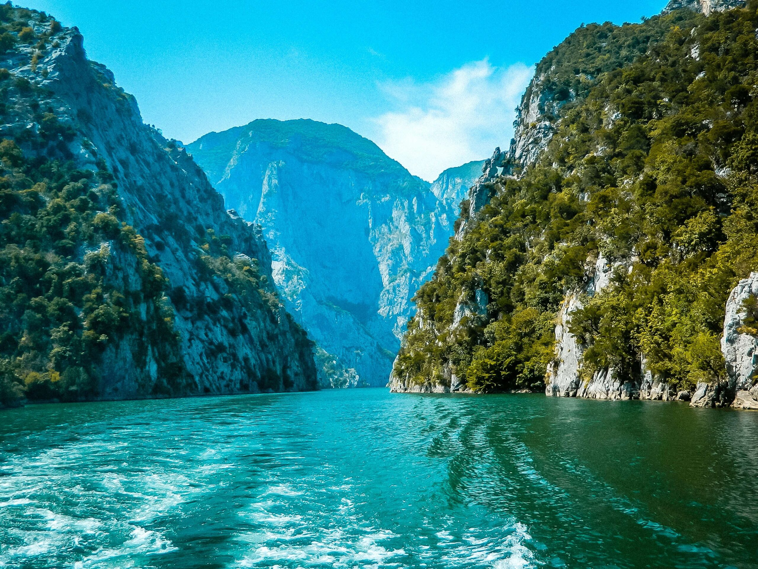Vivre en Albanie — eaux turquoise de la Riviera albanaise sur la mer Ionienne