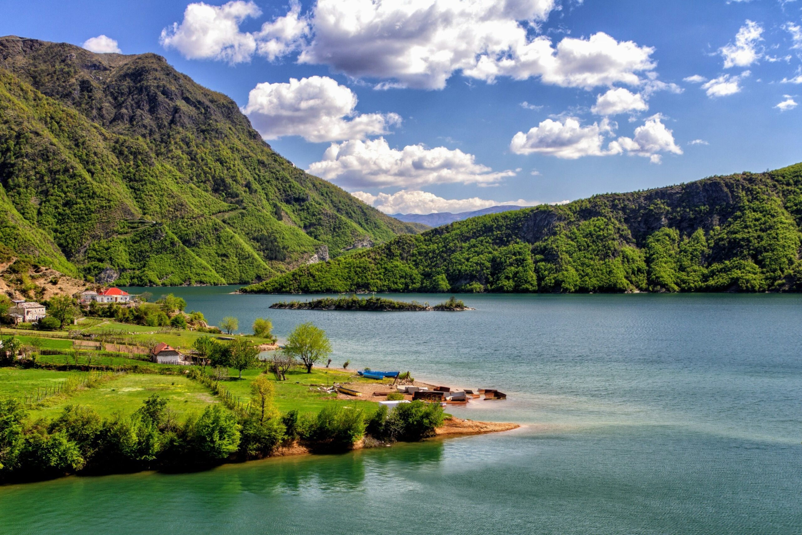 Investir en Albanie — paysage de lac et montagne, nature préservée du pays
