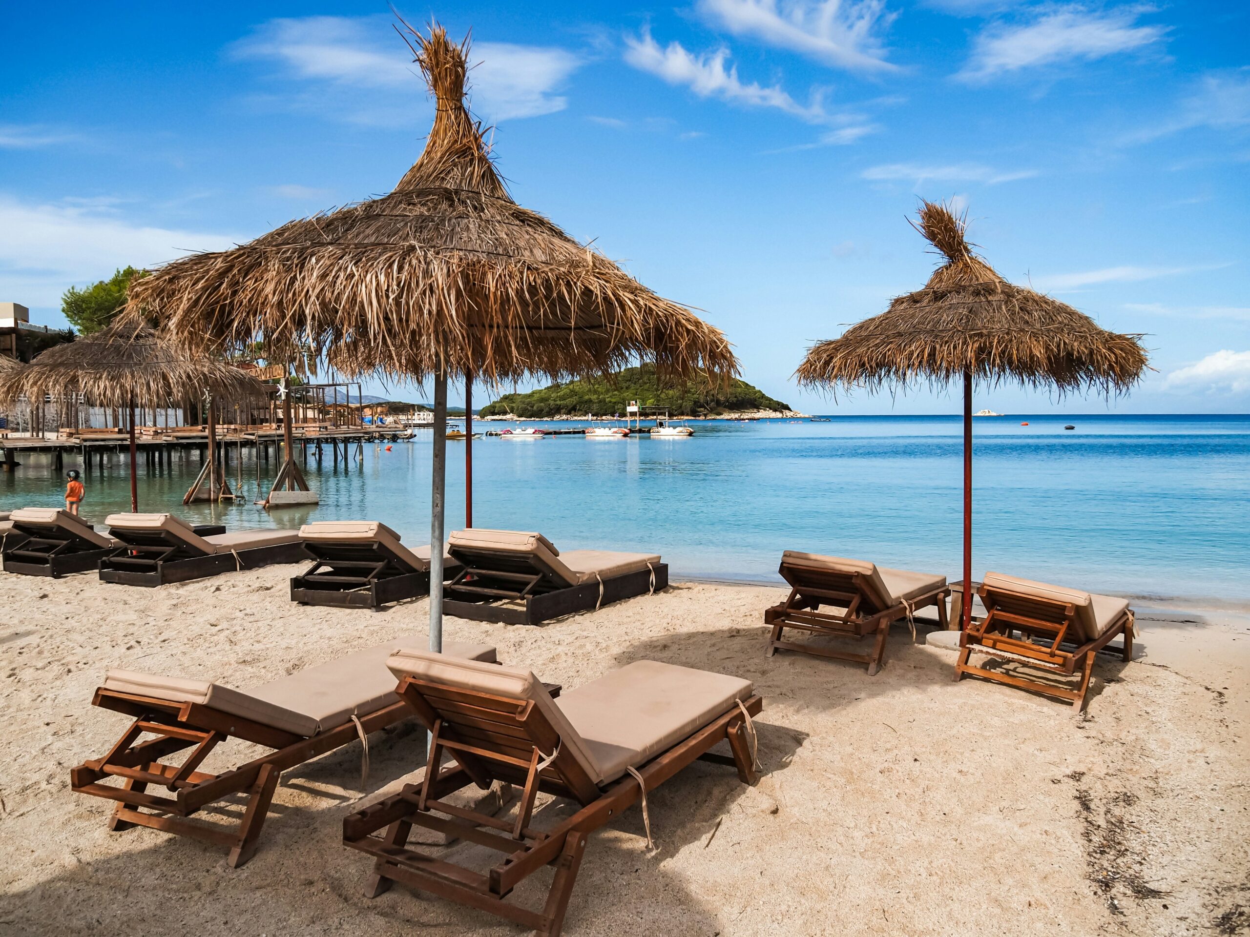 Investir en Albanie — plage d'Albanie en saison touristique, fréquentation en hausse continue