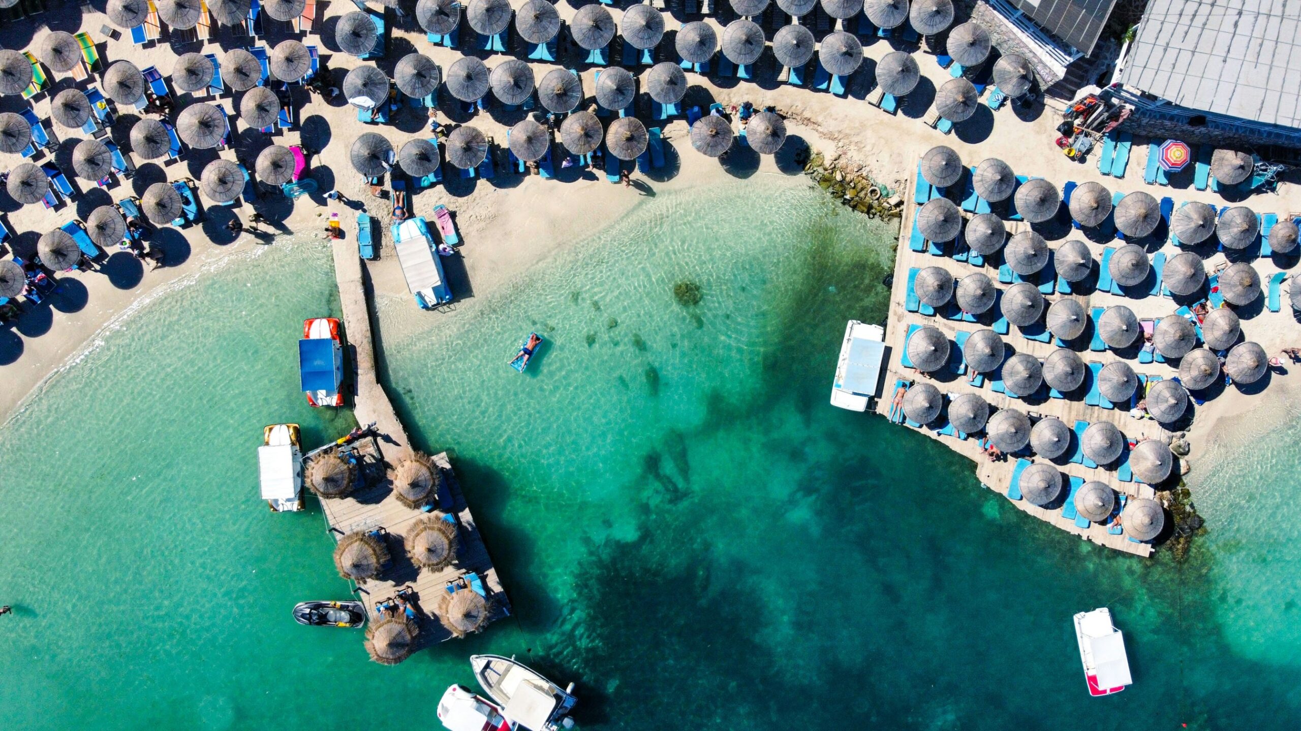 Investir en Albanie — plage paradisiaque aux eaux turquoise de la Riviera albanaise