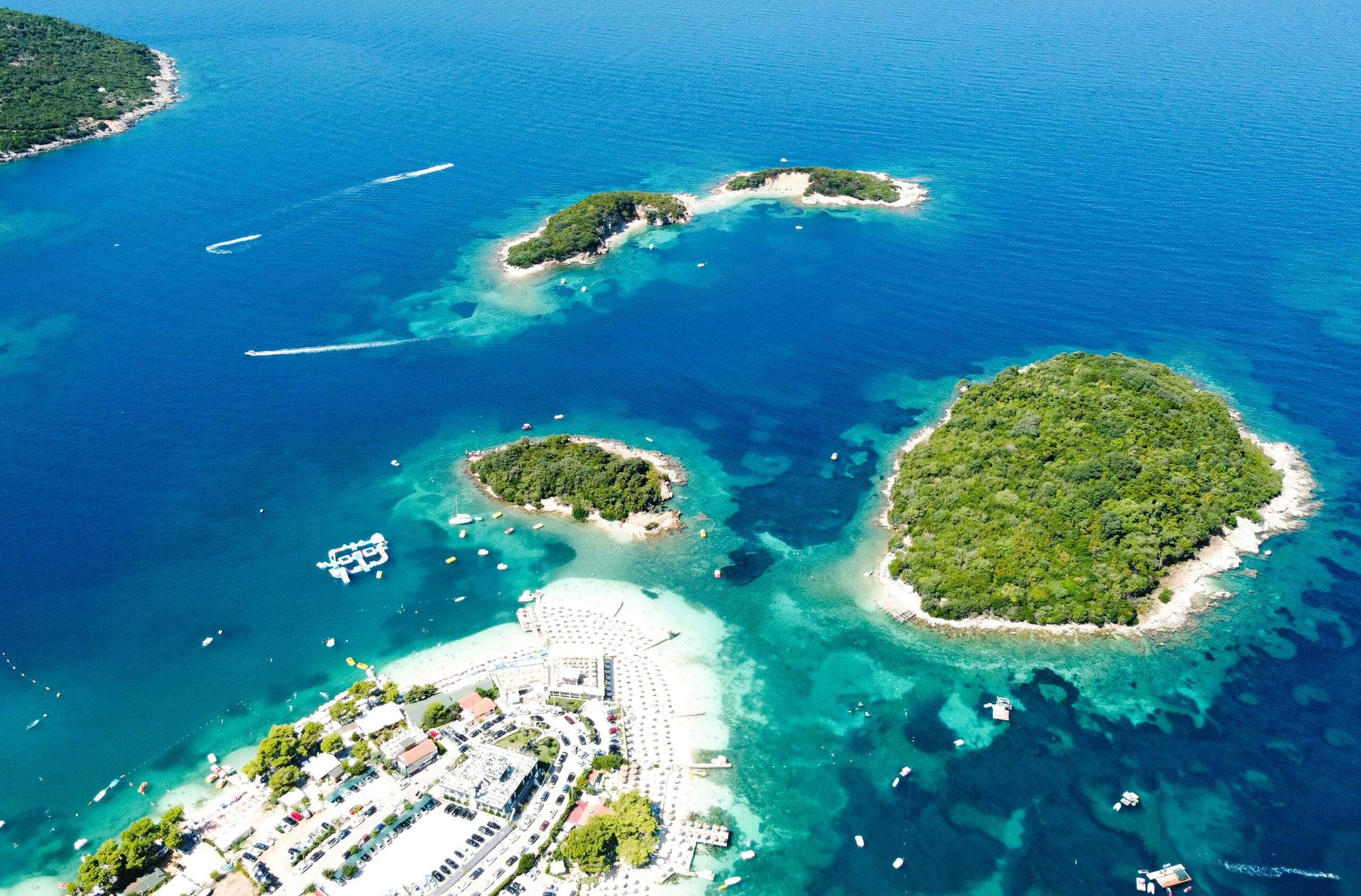 Vivre en Albanie — vue aérienne par drone d'une plage de la Riviera albanaise