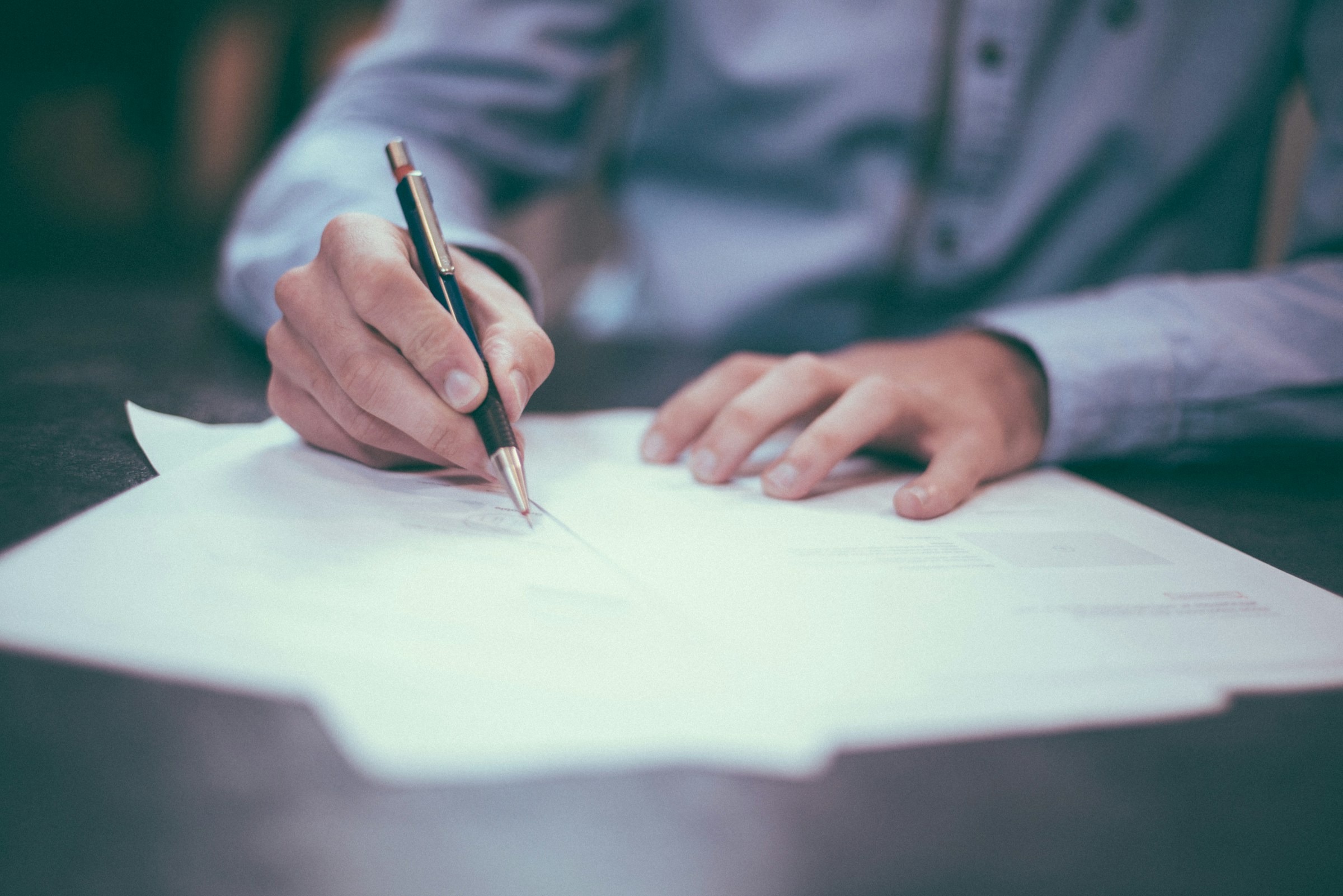 Fiscalité achat immobilier Albanie — signature du contrat d'acquisition et remise des clés chez le notaire albanais