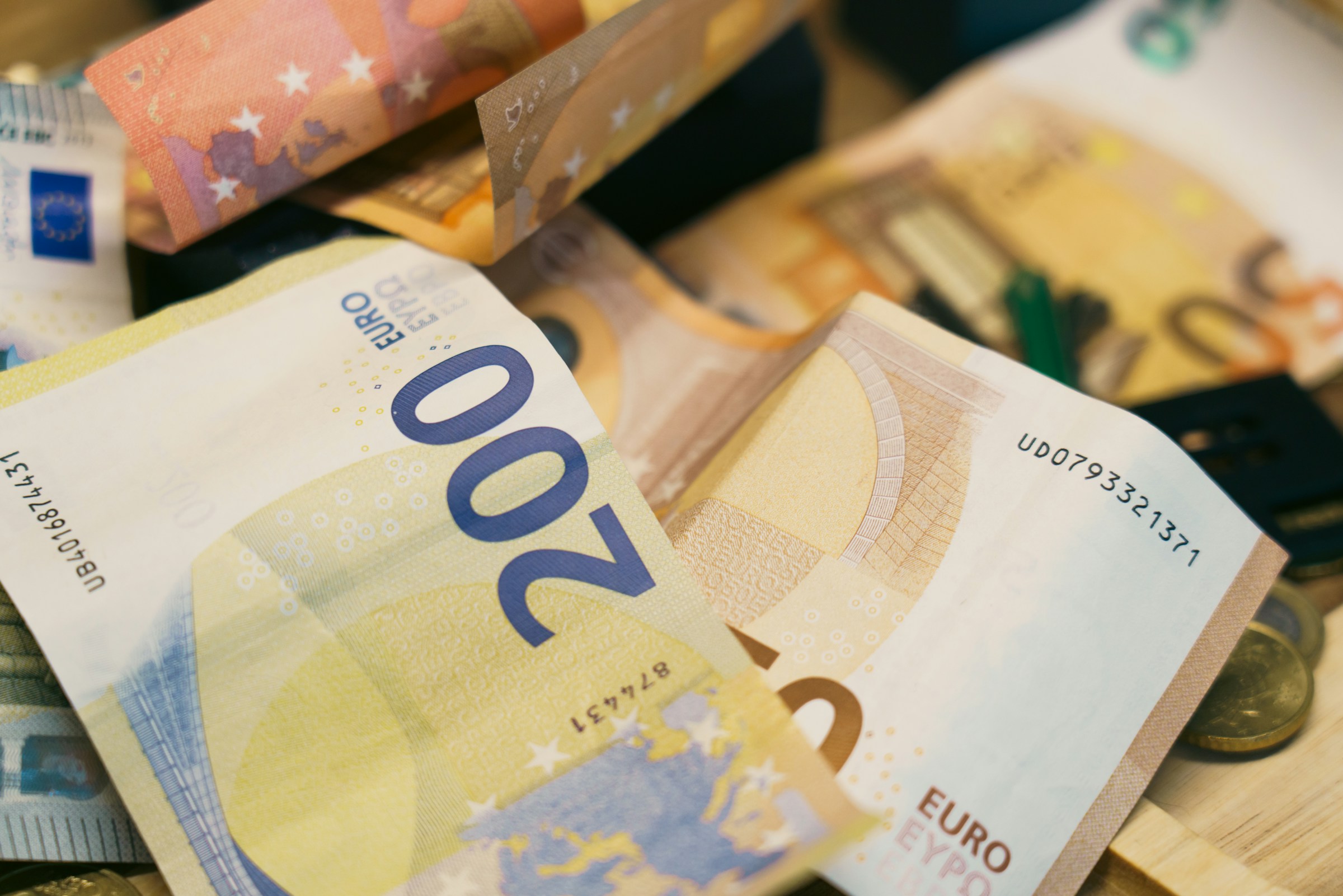 Fiscalité Albanie vs Europe — pièces en euros illustrant la comparaison de la fiscalité immobilière albanaise avec la France et la Belgique