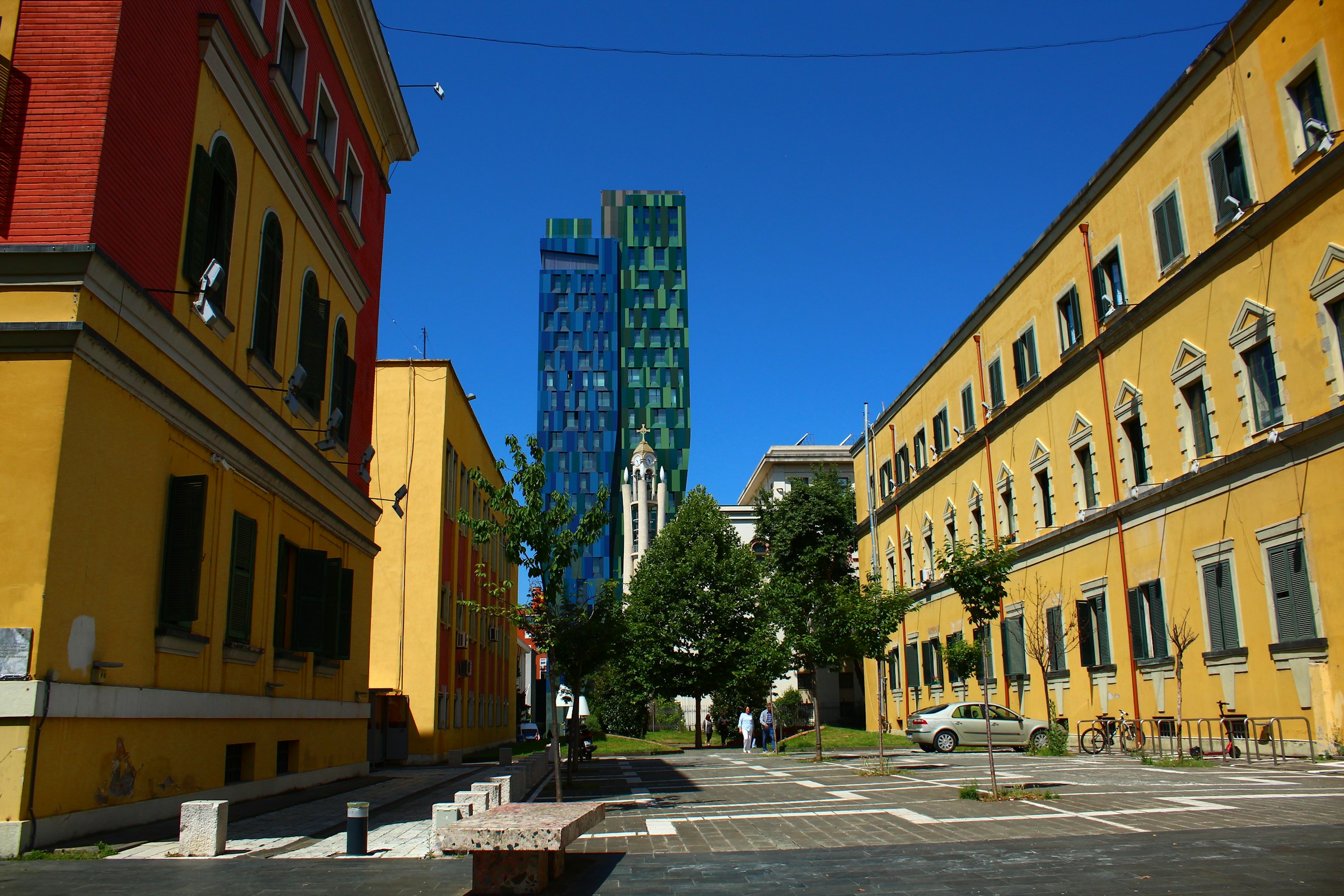 Fiscalité revenus locatifs Albanie — immeubles résidentiels modernes à Tirana dont les loyers sont imposés au taux fixe de 15 %